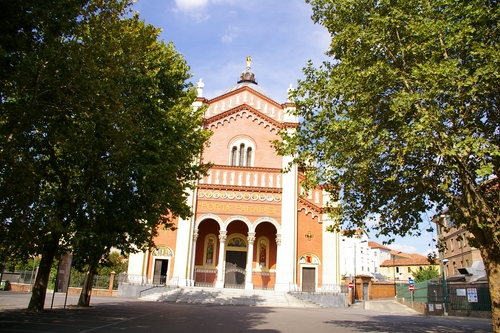 Viale al Santuario ad Asti