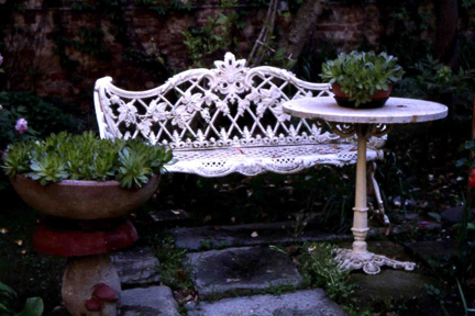 Piacevole luogo di sosta nel giardino, abbellito da vasi ricolmi di Sempervivum tectorum.