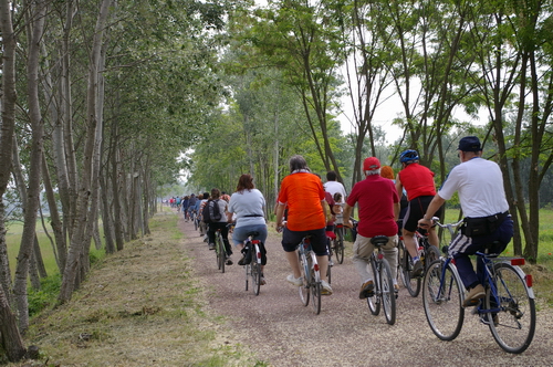 Partecipanti alla biciclettata lungo le sponde del fiume Tanaro (Verdeterra 2006)