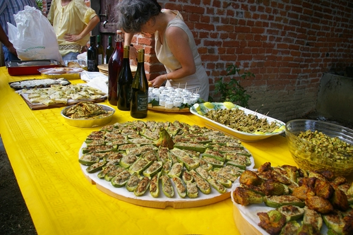 CONVEGNO di PRESENTAZIONE della Proposta di Dichiarazione di Interesse pubblico del Paesaggio Astigiano  (Cortiglione - Domenica 1 Luglio 2007) - Buffet dopo il Convegno