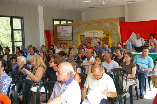 CONVEGNO di PRESENTAZIONE della Proposta di Dichiarazione di Interesse pubblico del Paesaggio Astigiano  (Cortiglione - Domenica 1 Luglio 2007) - Pubblico presente in sala