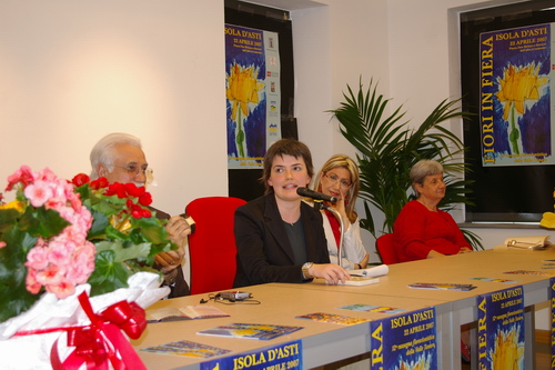 Convegno  "I fiori nella alimentazione: una opportunità per valorizzare il territorio astigiano",  Isola d Asti,  22 aprile 2007 - Moderatrice del Convegno: Dott.ssa Claudia Saracco de "La Nuova Provincia".