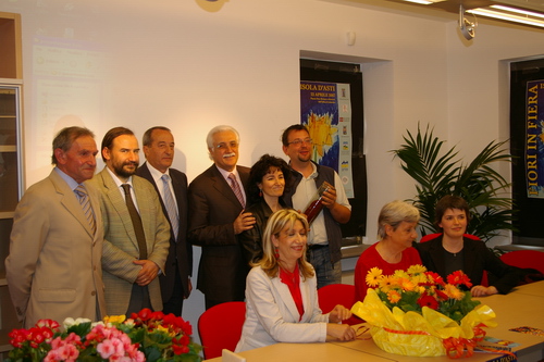 Convegno  "I fiori nella alimentazione: una opportunità per valorizzare il territorio astigiano",  Isola d Asti,  22 aprile 2007 - Foto ricordo dei partecipanti al Convegno.