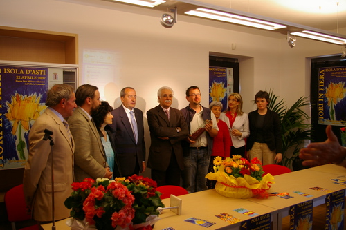 Convegno  "I fiori nella alimentazione: una opportunità per valorizzare il territorio astigiano",  Isola d Asti,  22 aprile 2007 - Foto ricordo dei partecipanti al Convegno