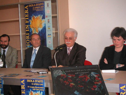 Convegno  "I fiori nella alimentazione: una opportunità per valorizzare il territorio astigiano",  Isola d Asti,  22 aprile 2007 - Prof. Giorgio Calabrese (Foto Lorenzo Gallo).