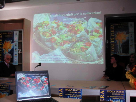 Convegno  "I fiori nella alimentazione: una opportunità per valorizzare il territorio astigiano",  Isola d Asti,  22 aprile 2007 - Presentazione Prof. Marco Devecchi (Foto Lorenzo Gallo).