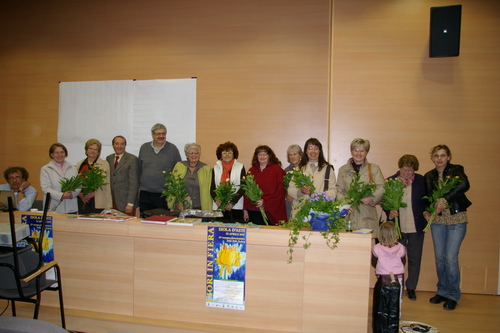 Le peonie: peculiarità e tecnica colturale - Foto ricordo al termine del seminario con le signore omaggiate dal Dott. Gimelli con una peonia