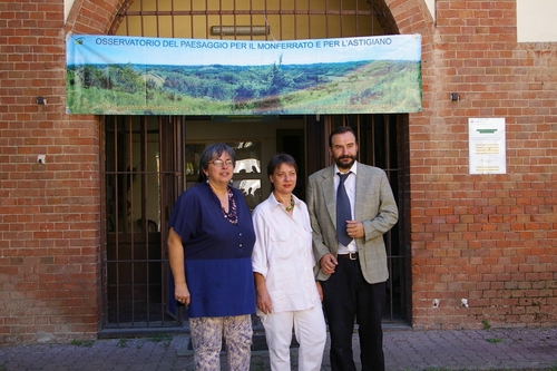 FOTO DELL'INUGURAZIONE NUOVA SEDE OSSERVATORIO del paesaggio presso l'ex-Stazione Ferroviaria di Chiusano d'Asti - Marisa Varvello, Paola Grassi e Marco Devecchi.