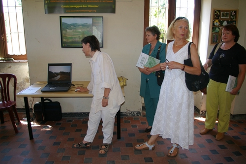 FOTO DELL'INUGURAZIONE NUOVA SEDE OSSERVATORIO del paesaggio presso l'ex-Stazione Ferroviaria di Chiusano d'Asti - Paola Grassi, Rita Bianchini e Marina Cappellino.