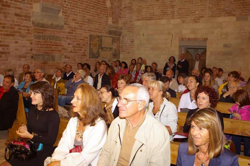   Veduta del folto pubblico presente al Concerto "Cantigas de Santa Maria" dell Ensemble La Ghironda presso la Canonica di Santa Maria di Vezzolano.