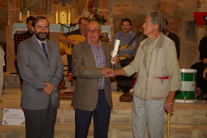  Consegna del Premio "Alfiere del Paesaggio Astigiano 2011" all Ing. Giuseppe Ratti da parte del Sig. Luigi Dorella, già Alfiere del Paesaggio 2009 (Foto Renato Romagnoli).
