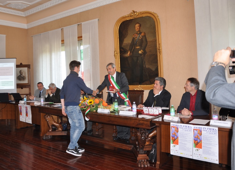 Cerimonia di consegna della medaglia del Centocinquantenario ai diciottenni di Isola d Asti, da parte del Sindaco di Isola d Asti, Ing. Franco Cavagnino (Foto di Andrea Laiolo).