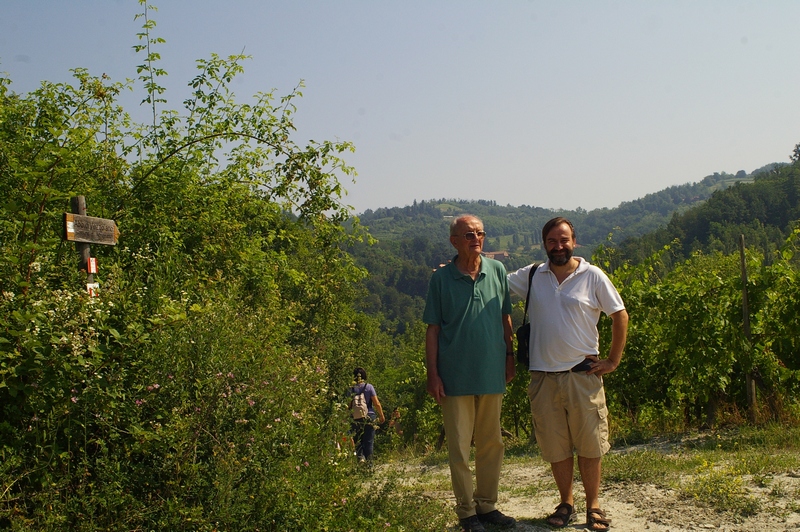 Foto ricordo prima della discesa verso Vezzolano tra Francesco Garetto e Marco Devecchi (Foto di Francesco Devecchi).