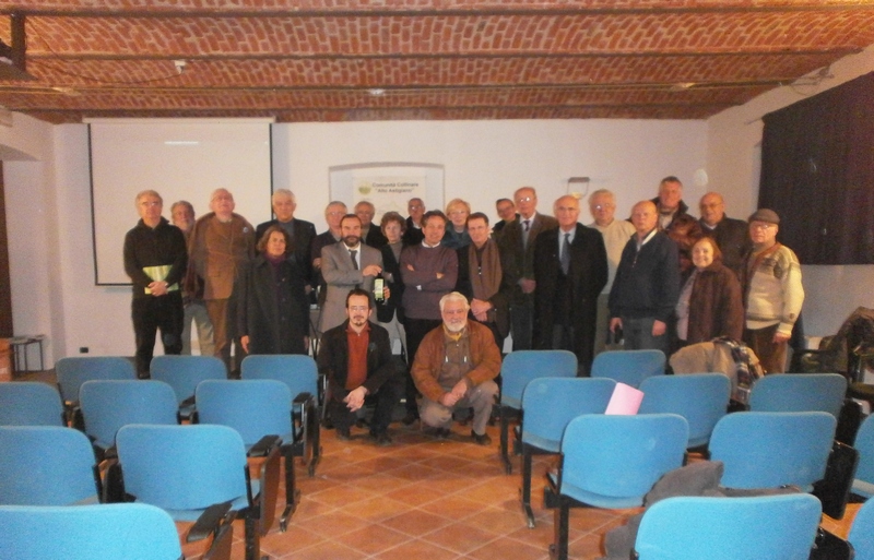Foto ricordo al termine del Convegno con un brindisi benaugurale con la Freisa per il riconoscimento UNESCO dei paesaggi viticoli dell Alto Astigiano (Foto Mirella Zitti).