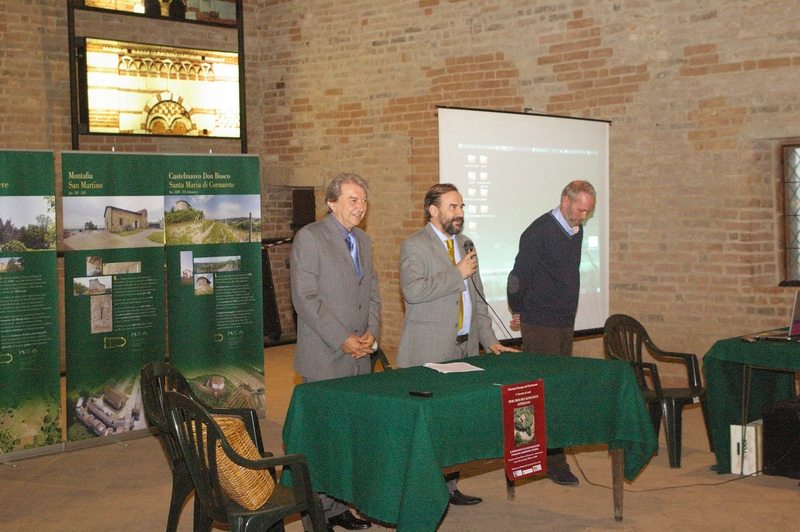 Illustrazione da parte del Prof. Marco Devecchi (Presidente dell Osservatorio del Paesaggio per il Monferrato e l Astigiano) delle motivazioni dell assegnazione del Premio Alfiere del Paesaggio 2012 al fotografo inglese Mark Cooper. Nella foto a (sx) del Prof. Devecchi, il Prof. Pietro Piccarolo (Presidente dell Accademia di Agricoltura di Torino) e a (dx) Mark Cooper (Foto di Franco Correggia).