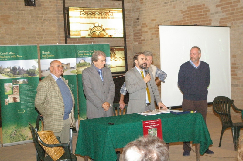 Consegna del Premio Alfiere del Paesaggio 2012 al fotografo inglese Mark Cooper alla presenza del Sig. Luigi Dorella (sx) Alfiere del Paesaggio 2009 e dell Ing. Giuseppe Ratti, Alfiere del Paesaggio 2011 (Foto di Franco Correggia).