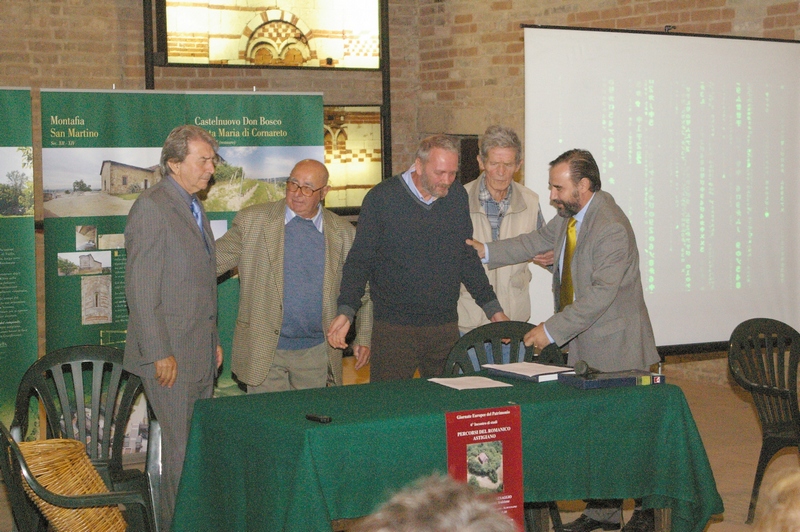 Invito da parte del Prof. Marco Devecchi (Presidente dell Osservatorio del Paesaggio per il Monferrato e l Astigiano) al neo premiato Mark Cooper a tenere un discorso (Foto di Franco Correggia).