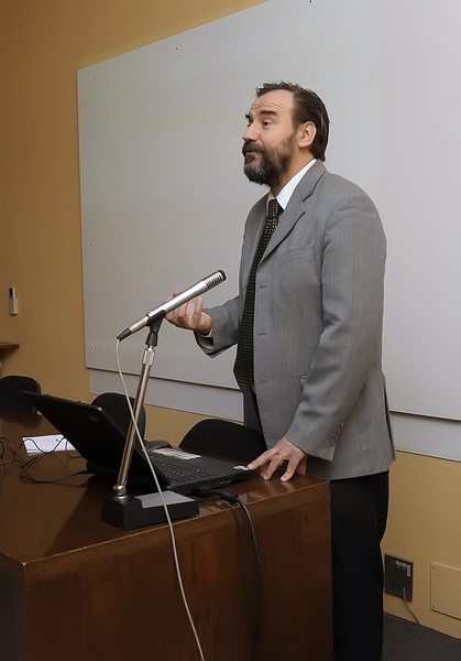 Prof. Marco Devecchi, relatore sul tema "Dalla tutela del territorio alla costruzione del futuro. Suolo come bene comune, Suolo come bene di consumo" alla Scuola di formazione per l impegno sociale e politico (Foto di Franco Rabino).