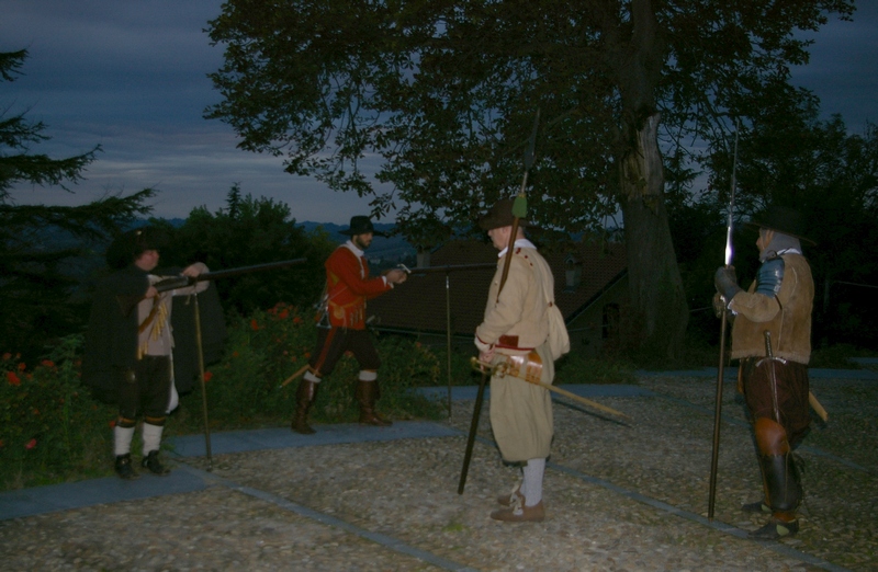 Rappresentazione in costumi medioevali da parte dell "Associazione di ricostruzione storica Archibugieri di Monferrato" [Foto di Mirella Zitti].