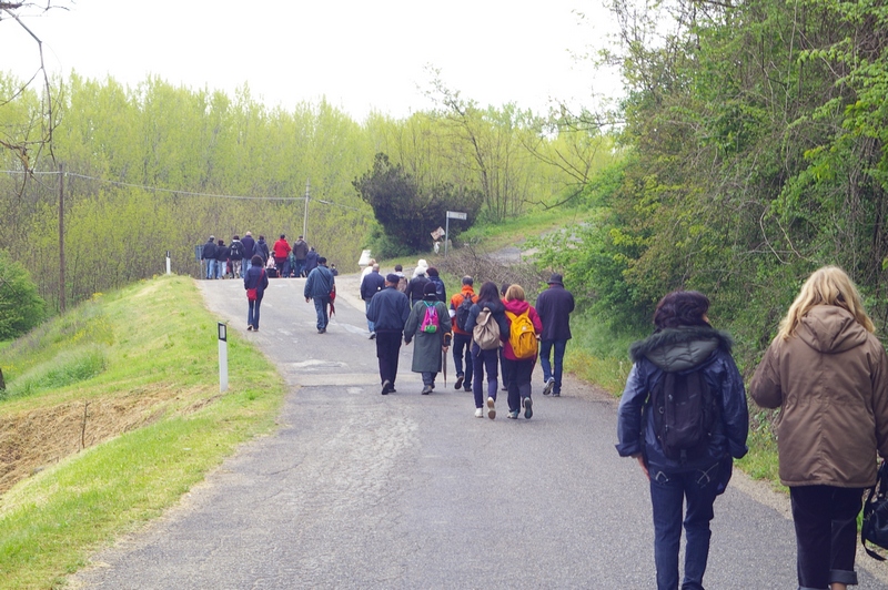 Partecipanti alla camminata di ritorno verso il paese di Cantarana.