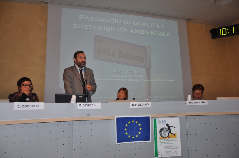 Intervento del Prof. Marco Devecchi (Docente dell Università di Torino) su "Paesaggio di qualità e sostenibilità ambientale". Al Tavolo dei relatori: la Dott.ssa Carla Coccolo, Responsabile del progetto Salone Gusto - Terra Madre, l,il Prof. Marco Devecchi, docente Università di Torino, la Prof.ssa Maria Paola Azzario, Presidente Centro UNESCO di Torino, e la Prof.ssa Maria Lodovica Gullino, Agroinnova e DISAFA, Università di Torino.