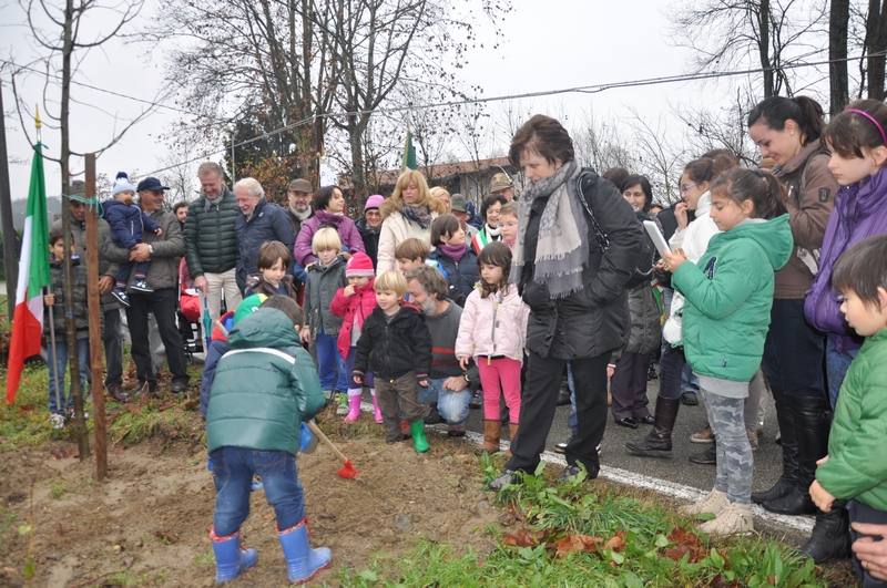 Gesto simbolico dei bambini presenti di scavo della buca per la messa a dimora dei nuovi alberi.