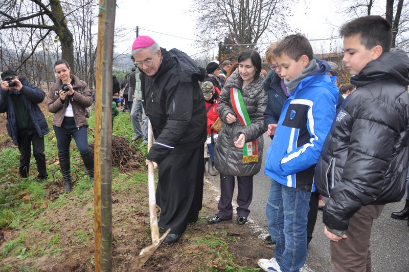 Gesto simbolico di scavo di una buca per la piantagione di un nuovo tiglio del viale alberato storico da parte di S.E. Mons. Francesco Ravinale, Vescovo della Diocesi di Asti.