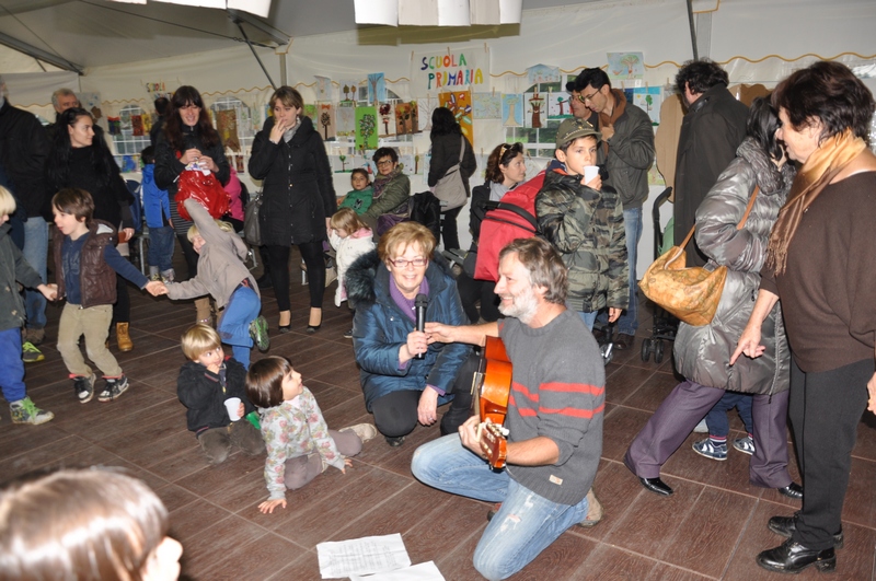 Momento di festa con i bambini e la Presidente Maria Vittoria Gatti dell Associazione "I nostri tigli" all interno della struttura sportiva in frazione Zolfo di Montafia.