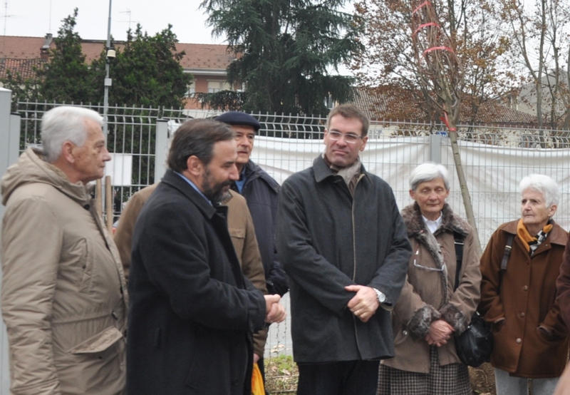 Riflessione iniziale di Marco Devecchi sul significato dell iniziativa di piantagione dell albero alla memoria dell Ing. Giuseppe  Ratti nel piazzale antistante l Università di Asti [Foto di Aurelia Brignolo].