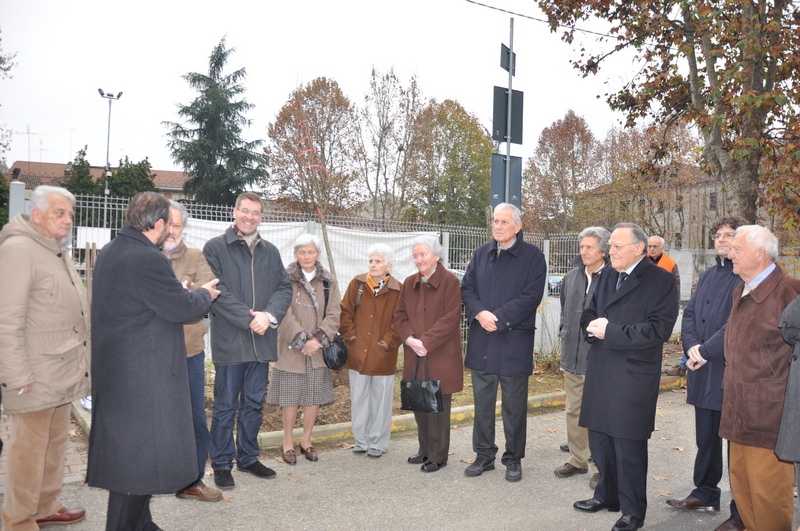 Riflessione iniziale di Marco Devecchi sul significato dell iniziativa di piantagione dell albero alla memoria dell Ing. Giuseppe  Ratti nel piazzale antistante l Università di Asti [Foto di Aurelia Brignolo].