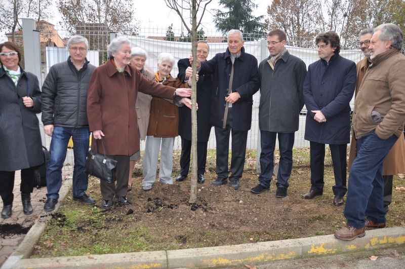 Foto ricordo con tutti i partecipanti alla piantagione del tiglio (Tilia cordata)  in memoria dell Ing. Giuseppe Ratti [Foto di Aurelia Brignolo].