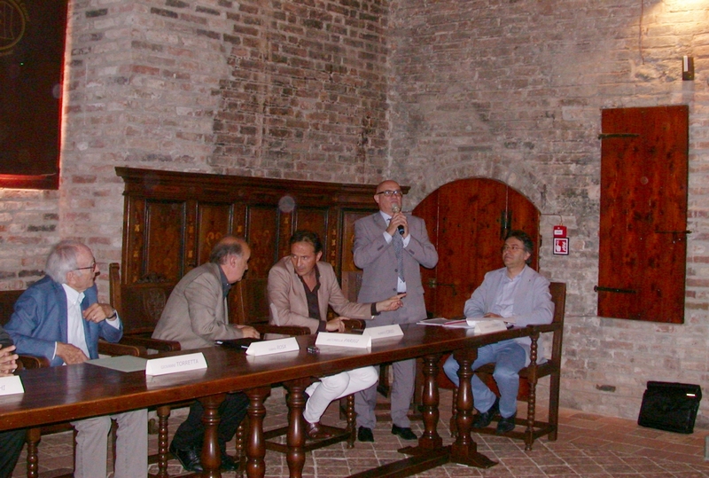 Saluto introduttivo da parte del Sindaco di Grinzane Cavour, Dott. Franco Sampò [Foto di Andrea Devecchi].