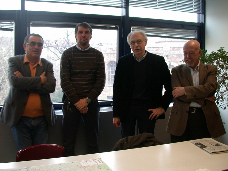 Foto ricordo dell incontro in Regione Piemonte di approfondimento per la presentazione della Richiesta di Dichiarazione del Notevole interesse pubblico del Paesaggio della località Paludo nei comuni astigiani di Agliano Terme, Calosso e Costigliole d Asti, in base alle disposizioni di legge contenute nel Codice dei Beni culturali e del paesaggio. Nella foto da (dx): Dott. Adriano Da Re (Associazione Amici di Calosso), Arch. Giovanni Paludi (Regione Piemonte), Dott. Paolo Baldi (Associazione Amici di Calosso) e Dott. Giuseppe Ugonia (Sindaco di Calosso).