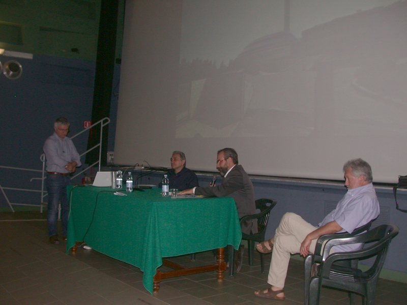 Introduzione da parte del Moderatore Marco Devecchi (Osservatorio del Paesaggio per il Monferrato e l'Astigiano) del relatore Angelo Porta  del Circolo Legambiente Valtriversa [Foto di Sonia Vallocchia].