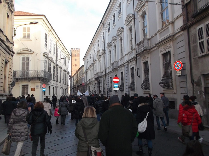 Veduta in Corso Alfieri dei numerosi partecipanti alla Marcia globale per il Clima organizzata ad Asti