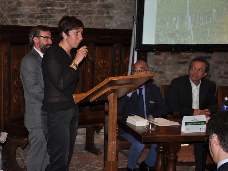 Illustrazione dell Azienda La Spinetta da parte dell Assessore Elisabetta Stella per la Promozione del territorio, Commercio e Gemellaggi del Comune di Castagnole delle Lanze [Foto di Franco Olivero].