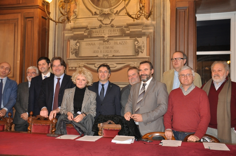 Foto ricordo dei promotori dell incontro di studio su "Metropolitana leggera e ferrovie: idee per una mobilità sostenibile ad Asti e nei territorio dell Unesco", Sala Platone del Municipio di Asti. Da (sx): Dott. Paolo Golzio Amministratore Delegato Asp di Asti, Arch. Domenico Catrambone Ordine degli Architetti di Asti, Arch. Giovanni Currado, Architetto e progettista dello studio sulla metropolitana leggera ad Asti, Avv. Fabrizio Brignolo, Sindaco di Asti, Dott.ssa Giovanna Beccuti, Presidente ASP di Asti, Dott. Roberto Cerrato, Direttore dell Associazione per il Patrimonio dei Paesaggi vitivinicoli di Langhe-Roero e Monferrato, Dott. Luigi Robino, Direttore della Direzione opere pubbliche, difesa del suolo, montagna, foreste, protezione civile, trasporti e logistica della Regione Piemonte, Prof. Marco Devecchi, Presidente, Osservatorio del paesaggio per il Monferrato e l Astigiano, Dott. Paolo Filippi Presidente del Bacino Sud Est Agenzia della Mobilità piemontese, Dott. Angelo Porta, Presidente del Circolo