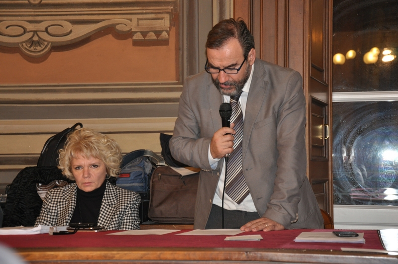 Lettura della MOZIONE conclusiva del Convegno da parte del Prof. Marco Devecchi, Presidente dell Osservatorio del paesaggio per il Monferrato e l Astigiano [Foto di Francesco Leone Devecchi].