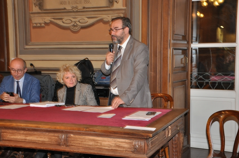 Lettura della MOZIONE conclusiva del Convegno da parte del Prof. Marco Devecchi, Presidente dell Osservatorio del paesaggio per il Monferrato e l Astigiano [Foto di Francesco Leone Devecchi].