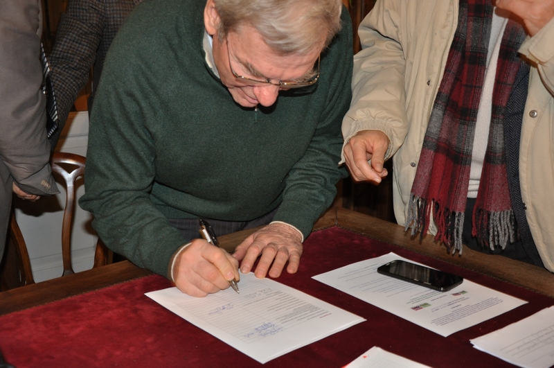 Sottoscrizione della Mozione per la riattivazione delle linee ferroviarie delle zone UNESCO da parte di Fiore Gigi della FIAB di Asti [Foto di Francesco Leone Devecchi].