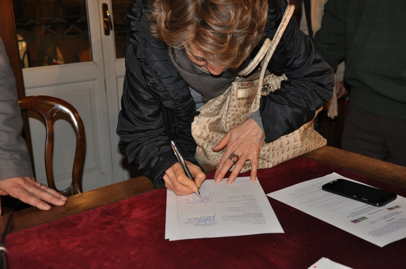 Sottoscrizione della Mozione per la riattivazione delle linee ferroviarie delle zone UNESCO da parte dell Arch. Mariangela Migliardi [Foto di Francesco Leone Devecchi].