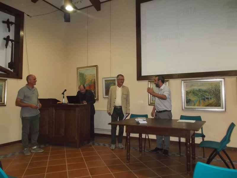 Introduzione da parte di Marco Devecchi (Presidente dell Osservatorio del paesaggio per il Monferrato e l Astigiano) alla Presentazione del Libro "Piemonte da scoprire" di Mauro Fresco in occasione della Festa della Vendemmia presso la Cantina di Castelnuovo Don Bosco [Foto di Andrea Devecchi].