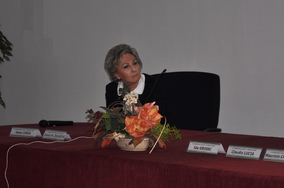 Avvio della Sessione sanitaria su "Ambiente e salute - Importanza di nuovi stili di vita" da parte del Moderatore, la Dott.ssa Emma Maria Zelaschi (Direttore sanitario dell ASL di Asti).