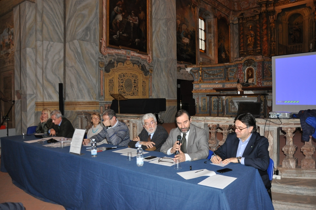 Avvio dei lavori del Convegno da parte del Moderatore, il Prof. Marco Devecchi (Presidente dell Osservatorio del Paesaggio per il Monferrato e l Astigiano)  [Foto di Angelo Porta].