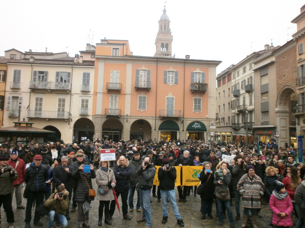 Veduta del numeroso ed interessato pubblico in Piazza Mazzini a Casale Monferrato a sostegno della riattivazione delle Linee ferroviarie Casale Monferrato - Vercelli; Casale Monferrato - Mortara e Casale Monferrato - Asti.