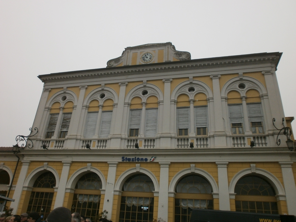 Veduta della facciata della Stazione ferroviaria di Casale Monferrato.