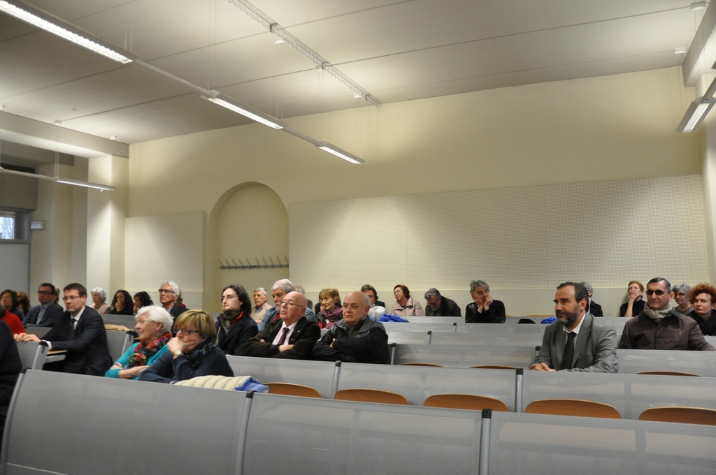 Veduta del numeroso ed attento pubblico presente alla cerimonia di ricordo del Prof. Paolo De Benedetti presso l Università di Asti [Foto di Francesco Devecchi].