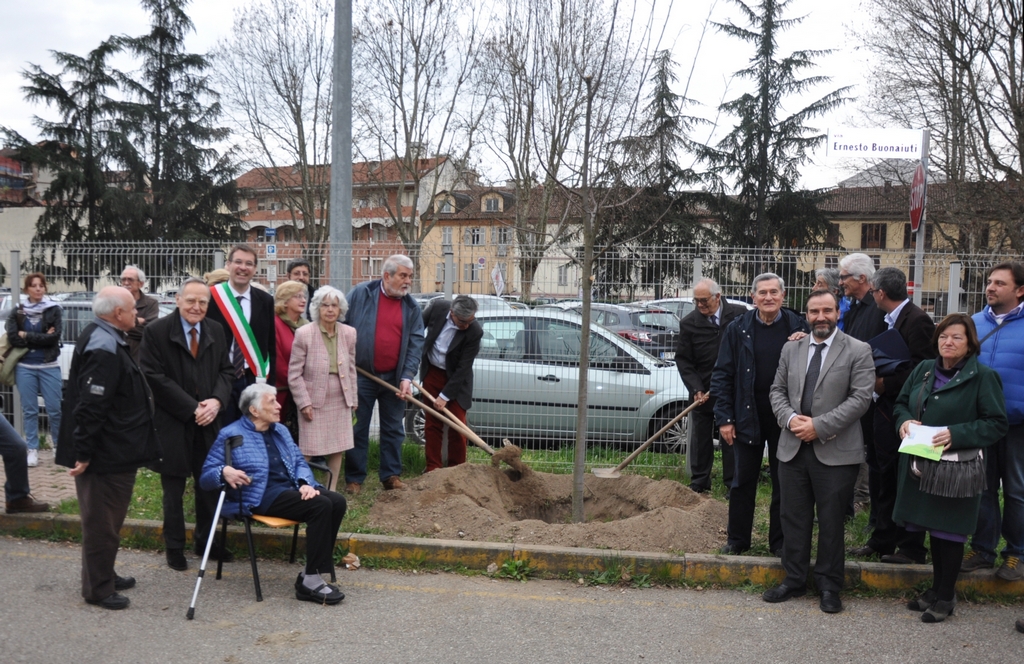 Momento della Cerimonia di messa a dimora dell albero alla memoria del Prof. Paolo De Benedetti alla presenza delle autorità cittadine, degli amici astigiani e della sorella Maria De Benedetti [Foto di Gilberto Berlinghieri].