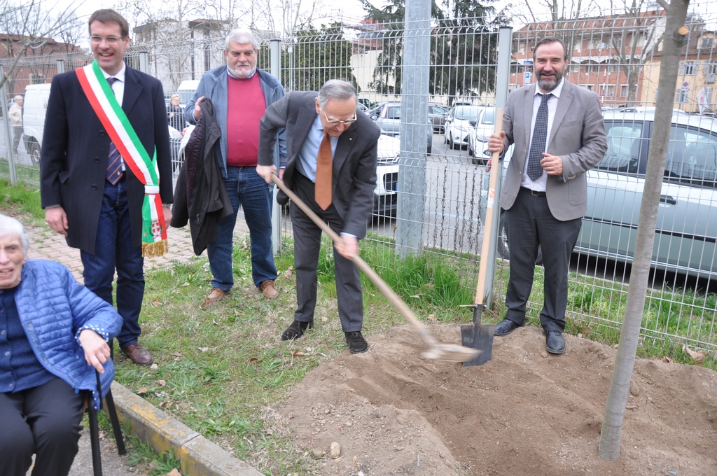 Contributo alla messa a dimora del tiglio a memoria del Prof. Paolo De Benedetti da parte del Dot. Michele Maggiora (Presidente del Polo universitario Asti Studi Superiori) [Foto del Dott. Roberto Lanza].