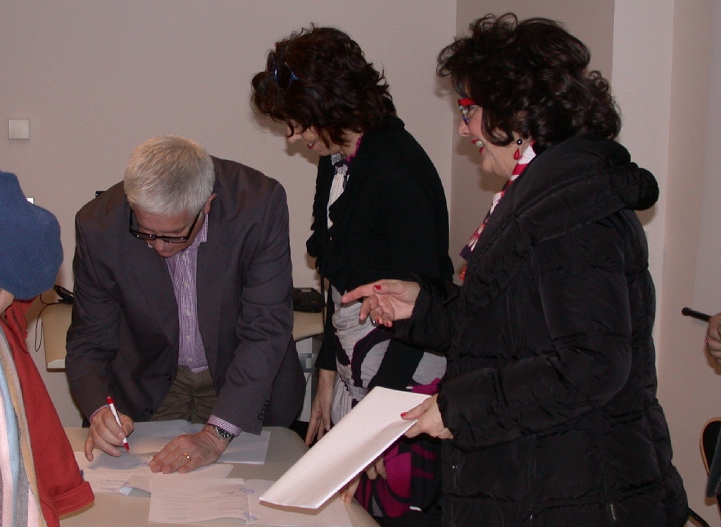 Sottoscrizione del Protocollo d Intesa con l ASL di Asti da parte del Prof. Renato Parisio, Preside dell Istituto G. Penna di Asti.